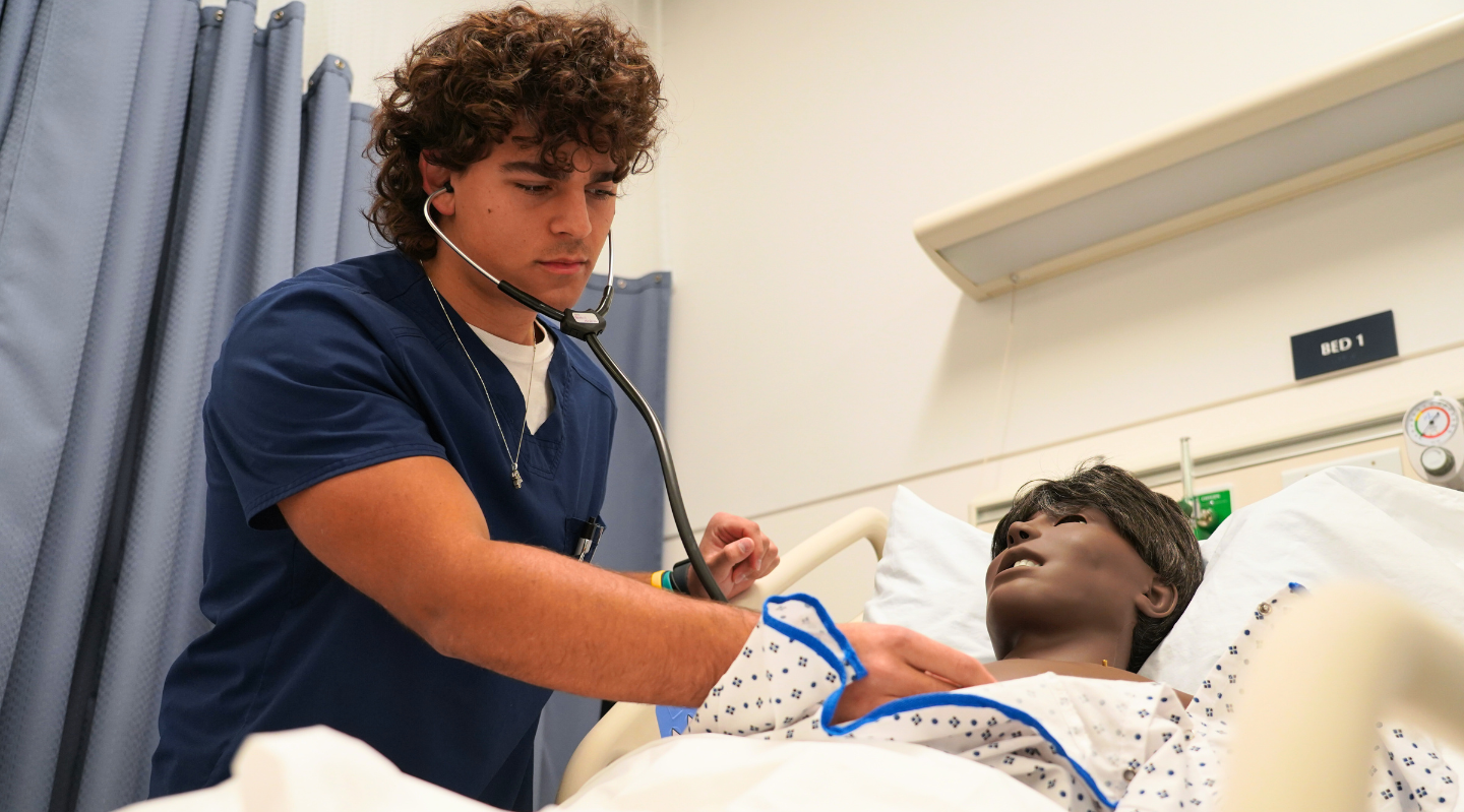 healthcare student practicing cpr