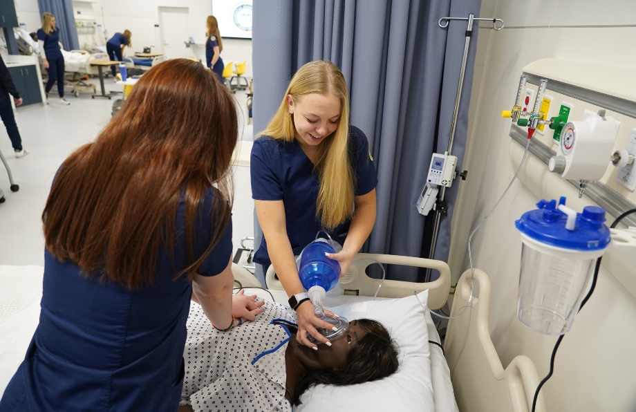 jcu nursing students practicing cpr on manniquin